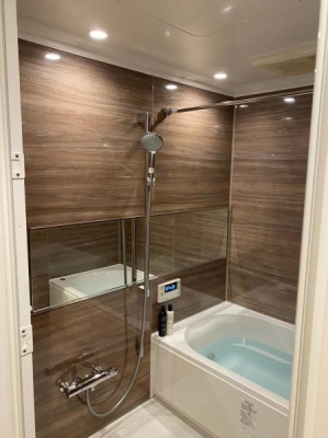 浴室　2020年リフォームされた木目調のすっきりとした寛ぎの浴室。
雨の日のお洗濯にも助かる浴室乾燥機や便利な追い焚き機能もついています。