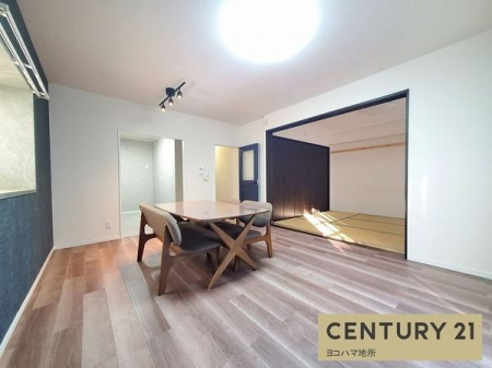 ���r���O�@���r���O���ɃZ�~�N���[�Y�h�L�b�`���B
�Z�~�N���[�Y�h�L�b�`���́A�J�����Ƌ@�\�������˂��L�b�`���ł��B