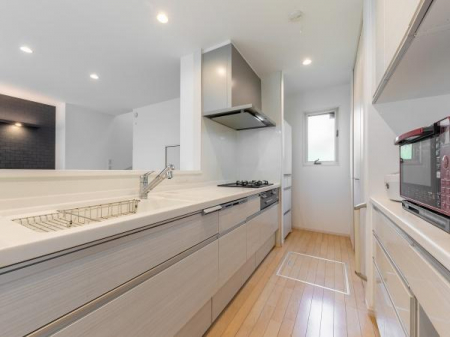 �L�b�`���@���[�L�x�ȃo�b�N�J�E���^�[�ƐH�i�Ɋ���